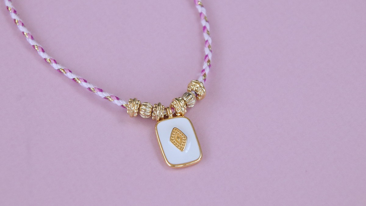 Collana con cordoncini intrecciati e ciondoli epossidici : Tappa 5 Collana con cordoncini intrecciati e ciondoli epossidici : Tappa 5