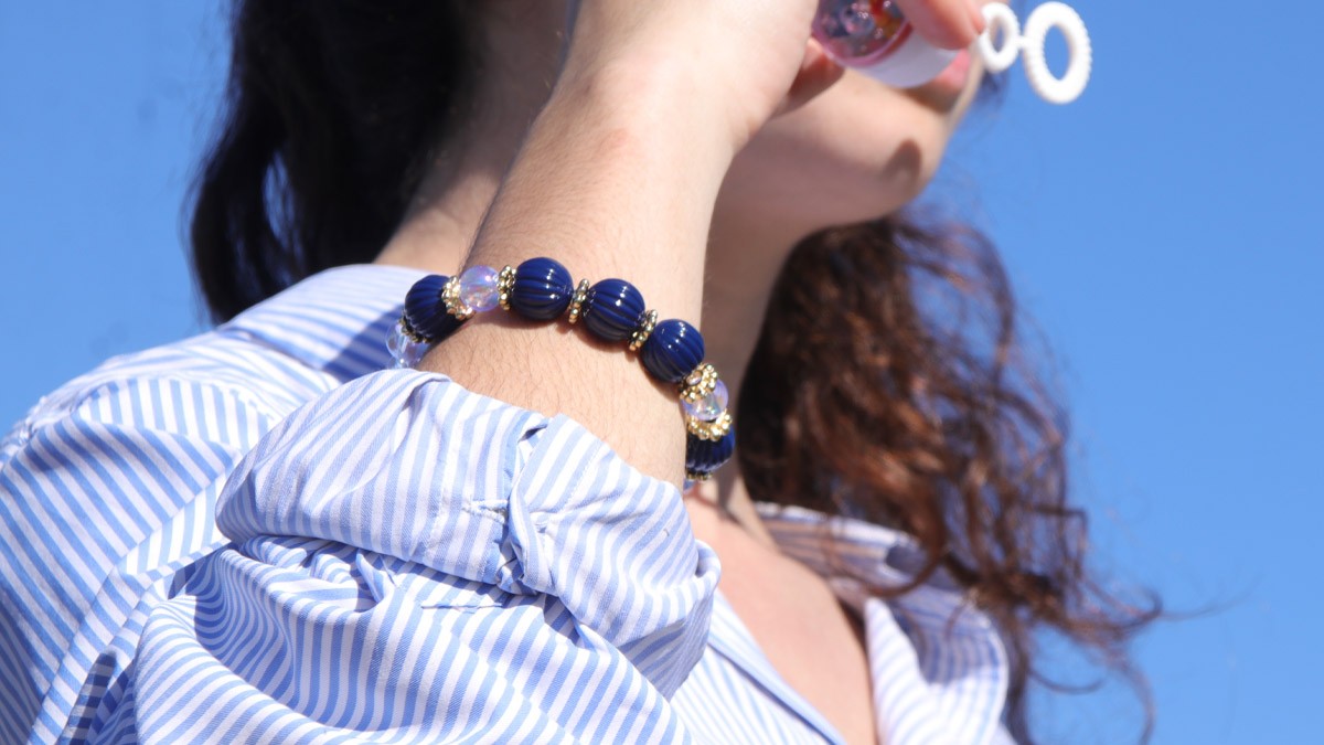 Schema Bracciale con grandi perle rotonde trasparenti e striate Schema Bracciale con grandi perle rotonde trasparenti e striate