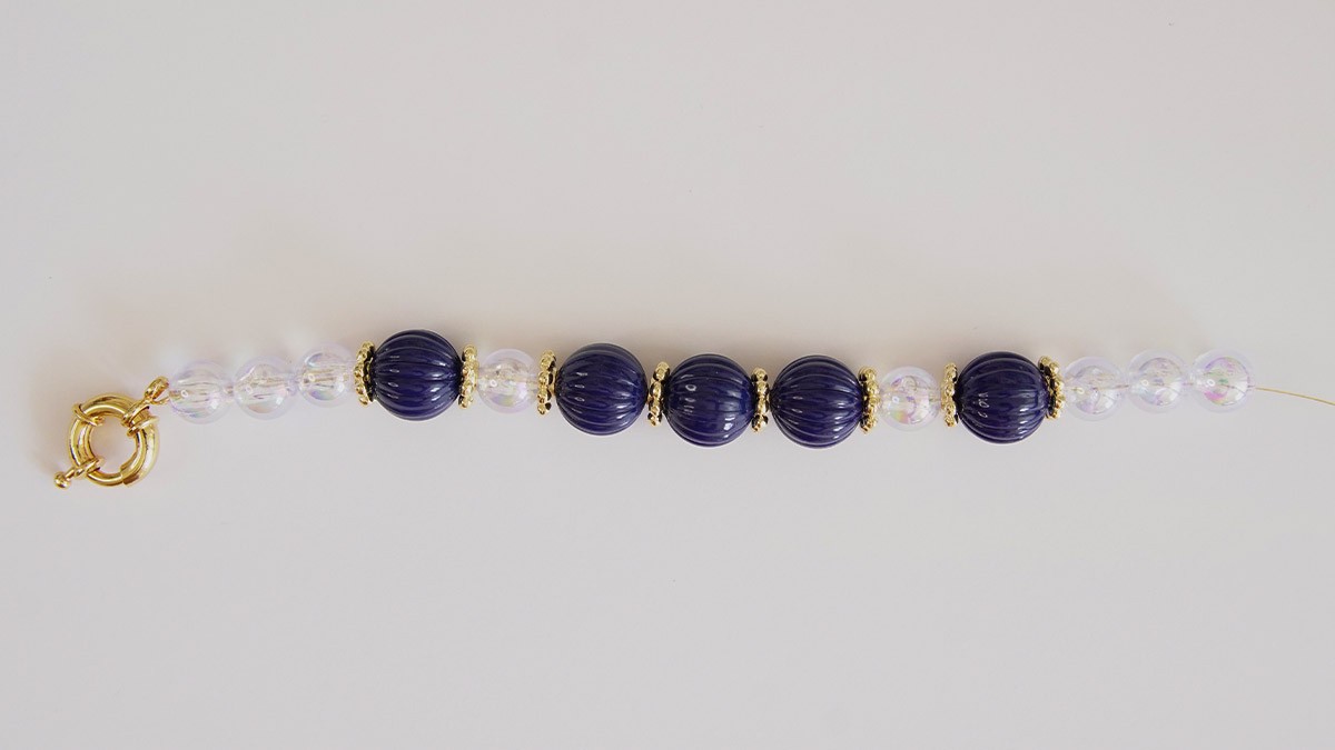 Bracciale con grandi perle rotonde trasparenti e striate : Tappa 2 Bracciale con grandi perle rotonde trasparenti e striate : Tappa 2