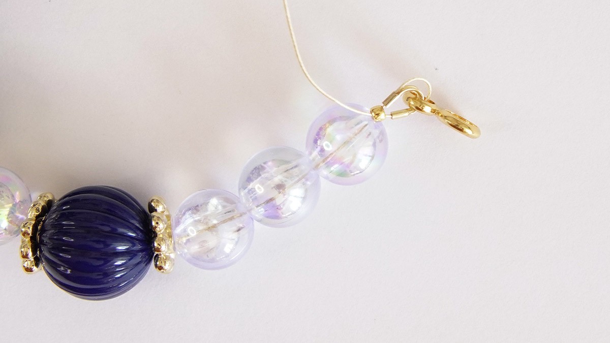 Bracciale con grandi perle rotonde trasparenti e striate : Tappa 3 Bracciale con grandi perle rotonde trasparenti e striate : Tappa 3