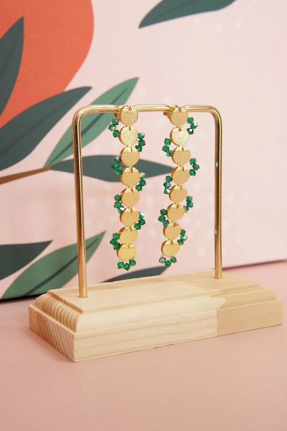 Schema Orecchini lunghi in oro con punte di cristallo verde Schema Orecchini lunghi in oro con punte di cristallo verde