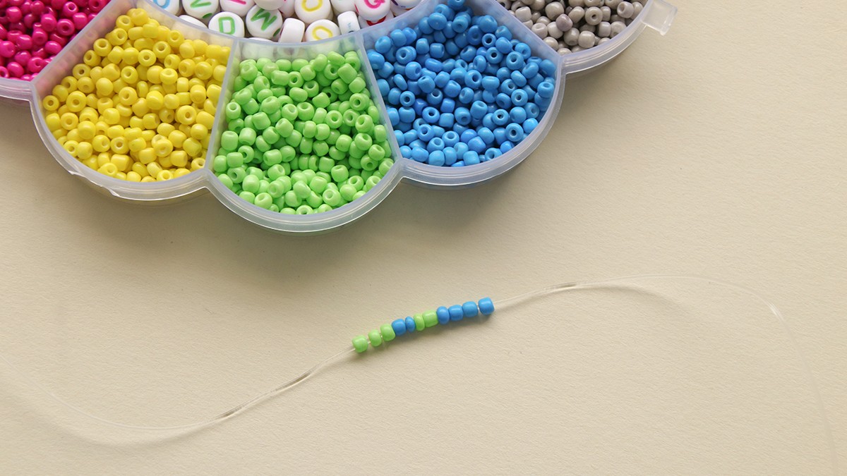 Braccialetti dell'amicizia con perline a forma di lettera e perline Heishi : Tappa 1 Braccialetti dell'amicizia con perline a forma di lettera e perline Heishi : Tappa 1