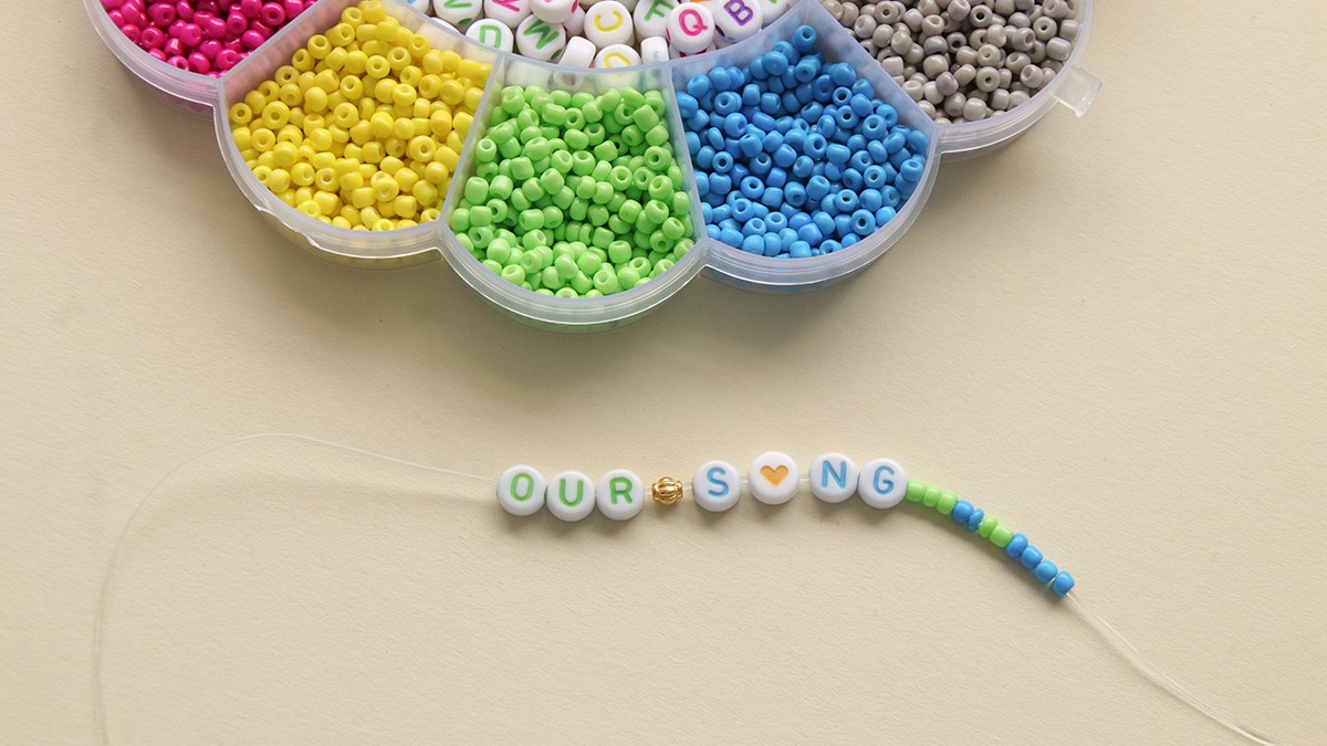 Braccialetti dell'amicizia con perline a forma di lettera e perline Heishi : Tappa 2 Braccialetti dell'amicizia con perline a forma di lettera e perline Heishi : Tappa 2