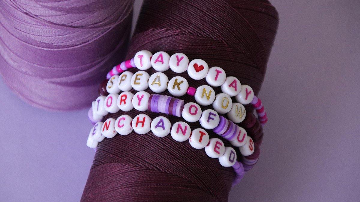 Braccialetti dell'amicizia con perline a forma di lettera e perline Heishi : Tappa 5 Braccialetti dell'amicizia con perline a forma di lettera e perline Heishi : Tappa 5