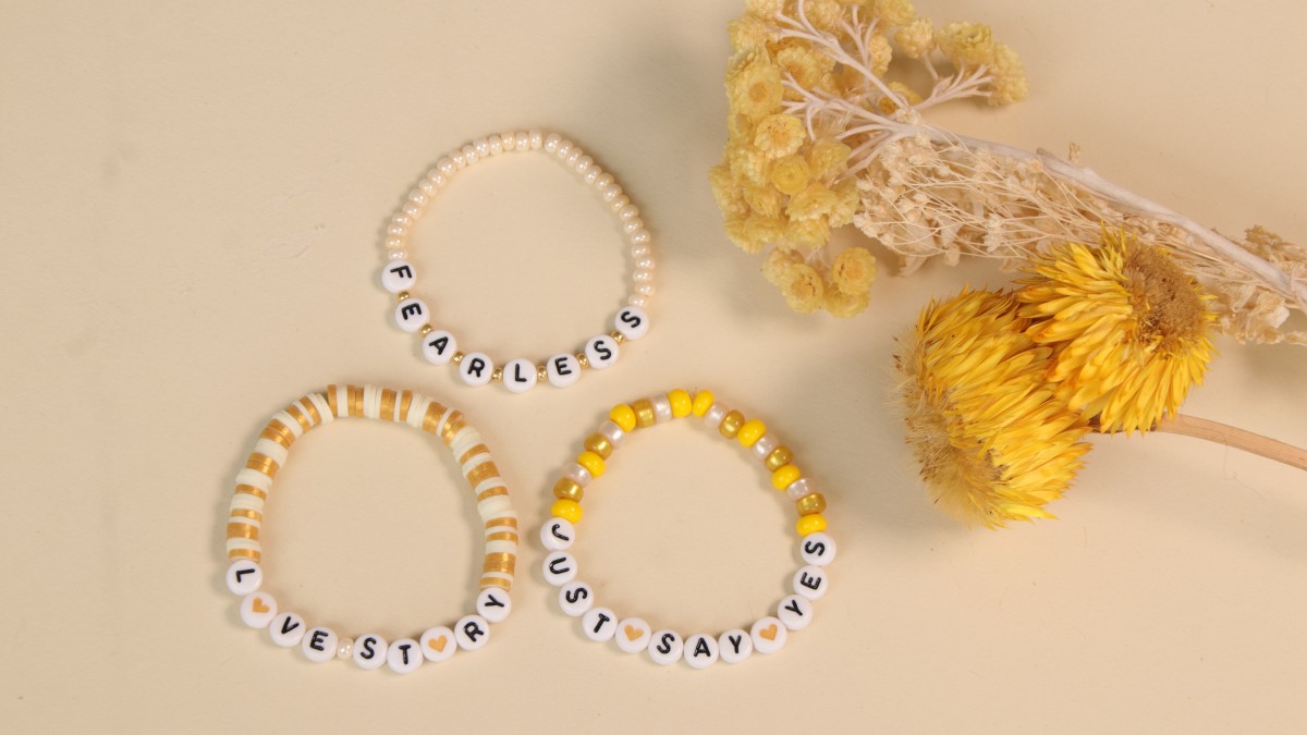 Braccialetti dell'amicizia con perline a forma di lettera e perline Heishi : Tappa 6 Braccialetti dell'amicizia con perline a forma di lettera e perline Heishi : Tappa 6