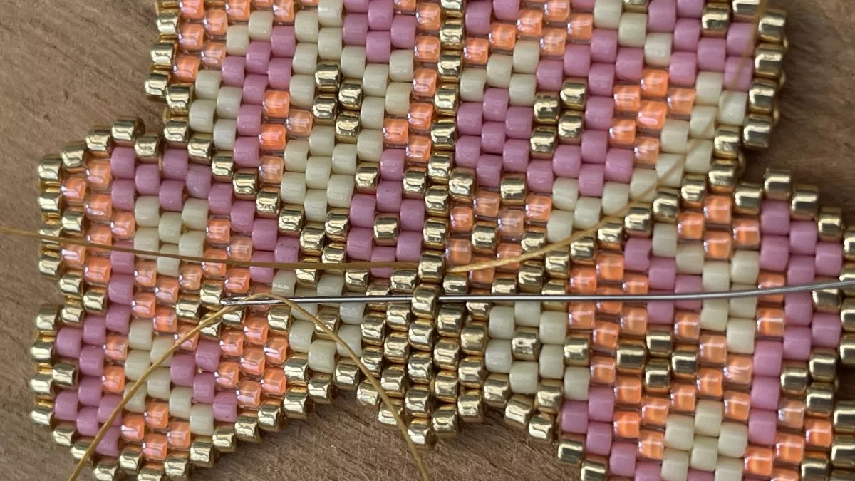 Orecchini con fiori intrecciati a punto mattone : Tappa 3 Orecchini con fiori intrecciati a punto mattone : Tappa 3