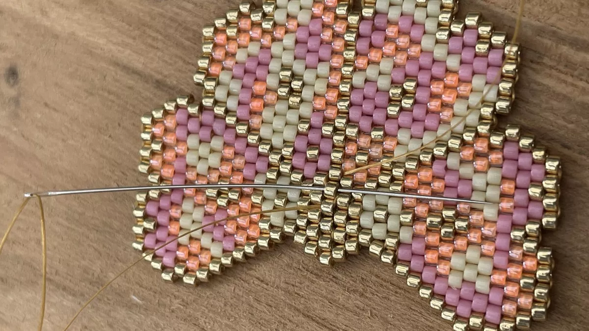 Orecchini con fiori intrecciati a punto mattone : Tappa 5 Orecchini con fiori intrecciati a punto mattone : Tappa 5