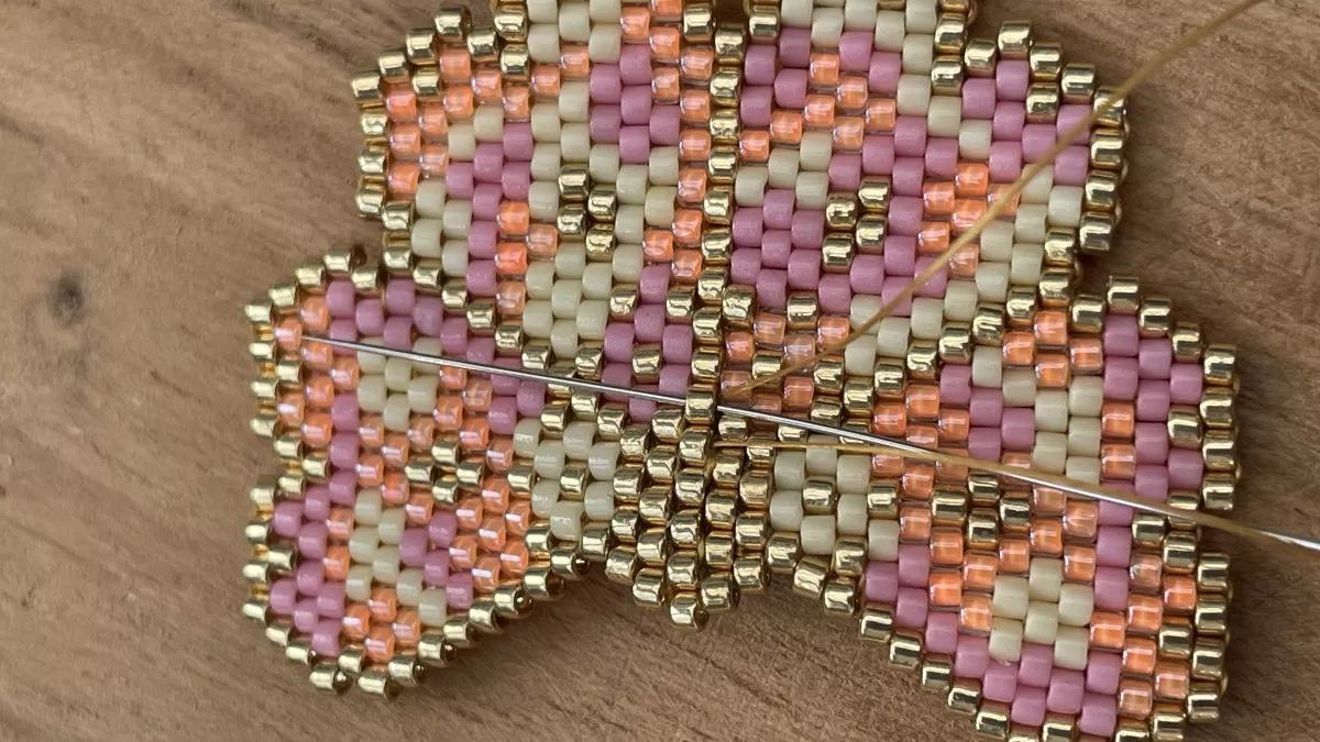 Orecchini con fiori intrecciati a punto mattone : Tappa 6 Orecchini con fiori intrecciati a punto mattone : Tappa 6