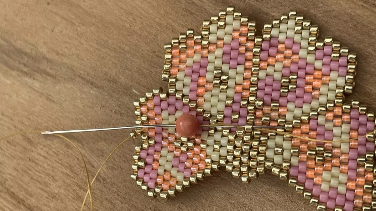 Orecchini con fiori intrecciati a punto mattone : Tappa 8 Orecchini con fiori intrecciati a punto mattone : Tappa 8