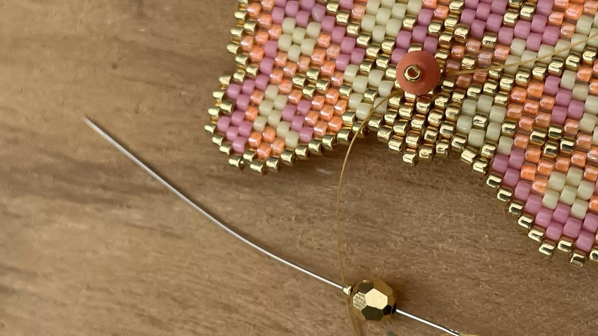 Orecchini con fiori intrecciati a punto mattone : Tappa 10 Orecchini con fiori intrecciati a punto mattone : Tappa 10