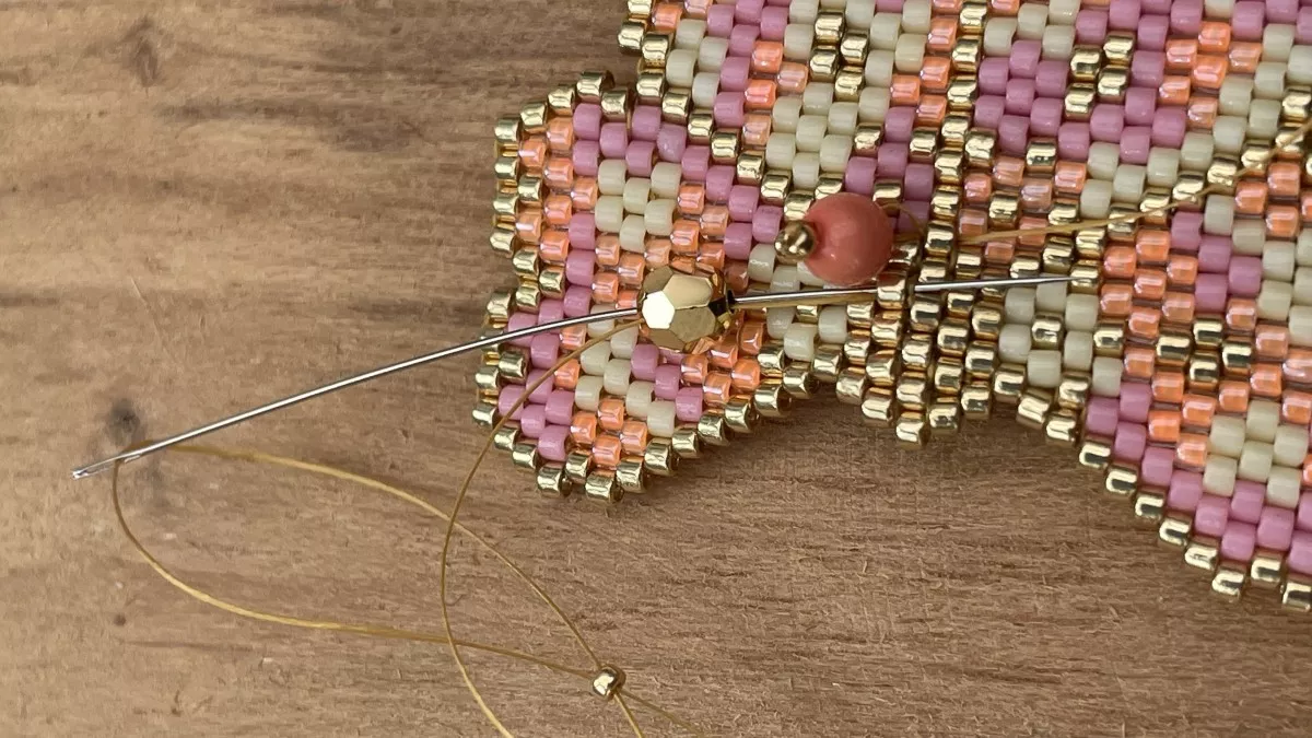 Orecchini con fiori intrecciati a punto mattone : Tappa 11 Orecchini con fiori intrecciati a punto mattone : Tappa 11