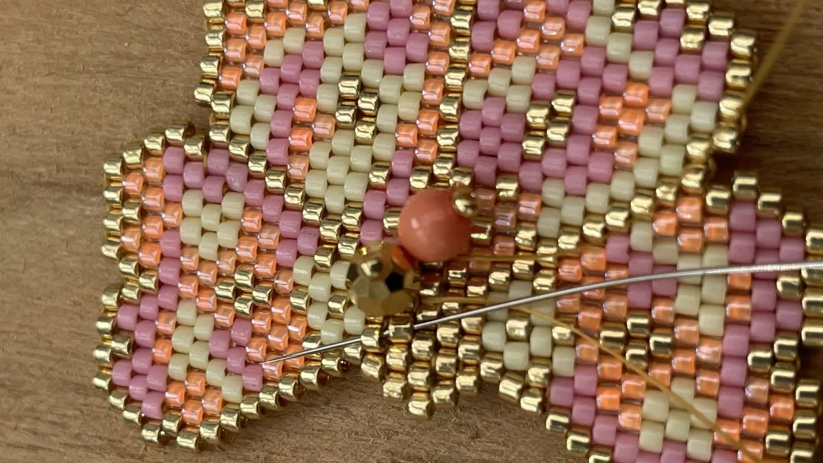 Orecchini con fiori intrecciati a punto mattone : Tappa 12 Orecchini con fiori intrecciati a punto mattone : Tappa 12