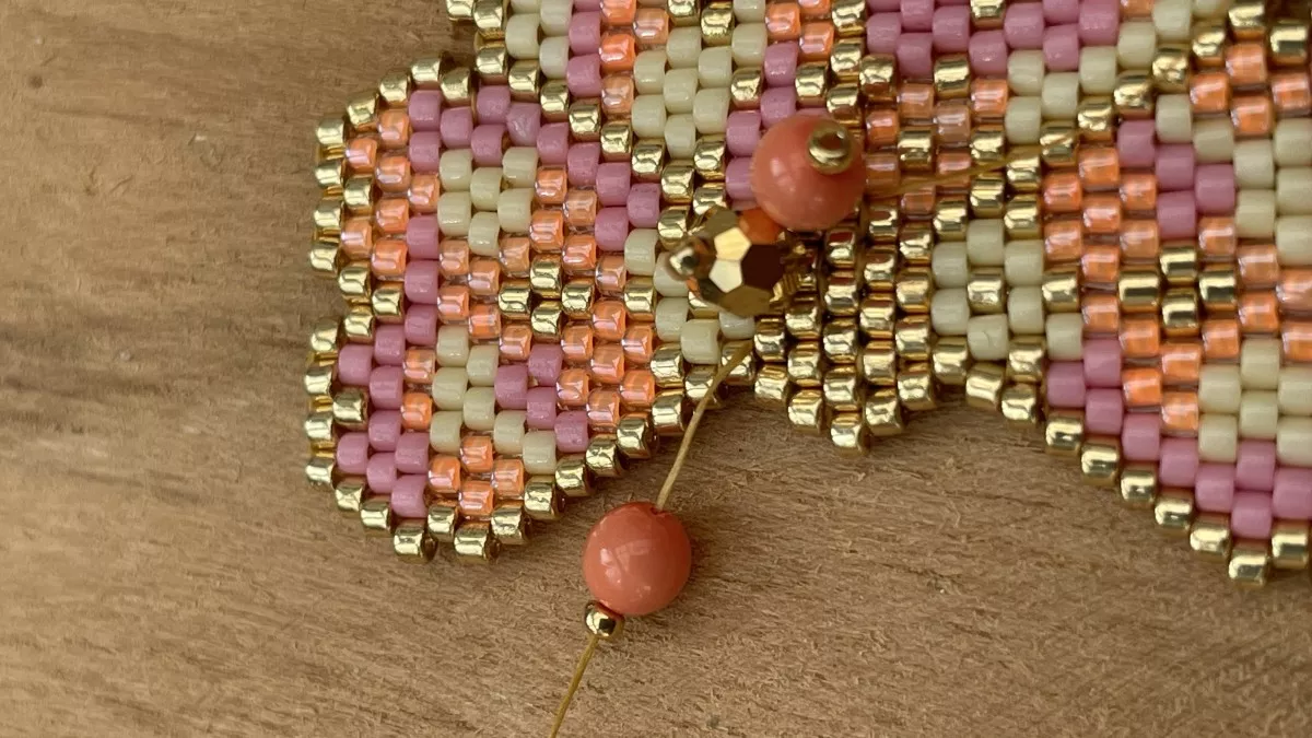 Orecchini con fiori intrecciati a punto mattone : Tappa 13 Orecchini con fiori intrecciati a punto mattone : Tappa 13