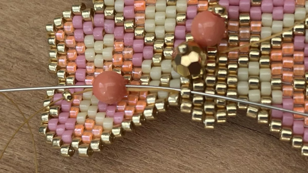 Orecchini con fiori intrecciati a punto mattone : Tappa 14 Orecchini con fiori intrecciati a punto mattone : Tappa 14