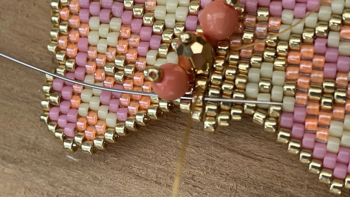 Orecchini con fiori intrecciati a punto mattone : Tappa 15 Orecchini con fiori intrecciati a punto mattone : Tappa 15