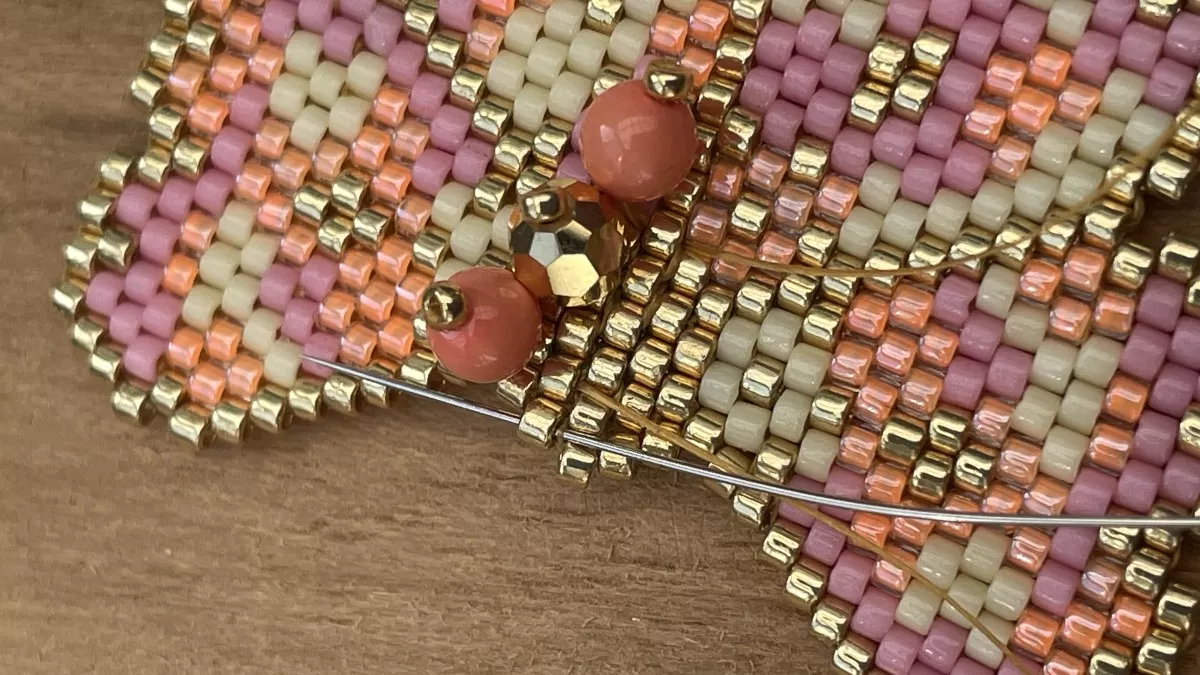 Orecchini con fiori intrecciati a punto mattone : Tappa 16 Orecchini con fiori intrecciati a punto mattone : Tappa 16