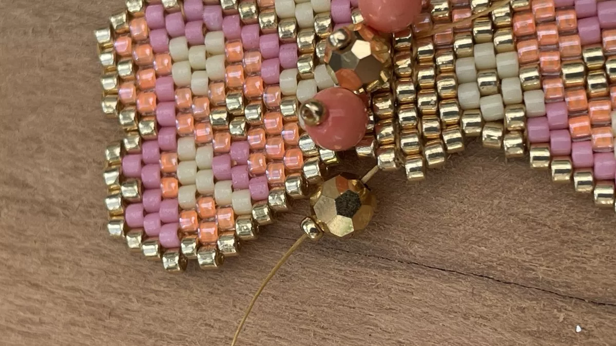 Orecchini con fiori intrecciati a punto mattone : Tappa 17 Orecchini con fiori intrecciati a punto mattone : Tappa 17