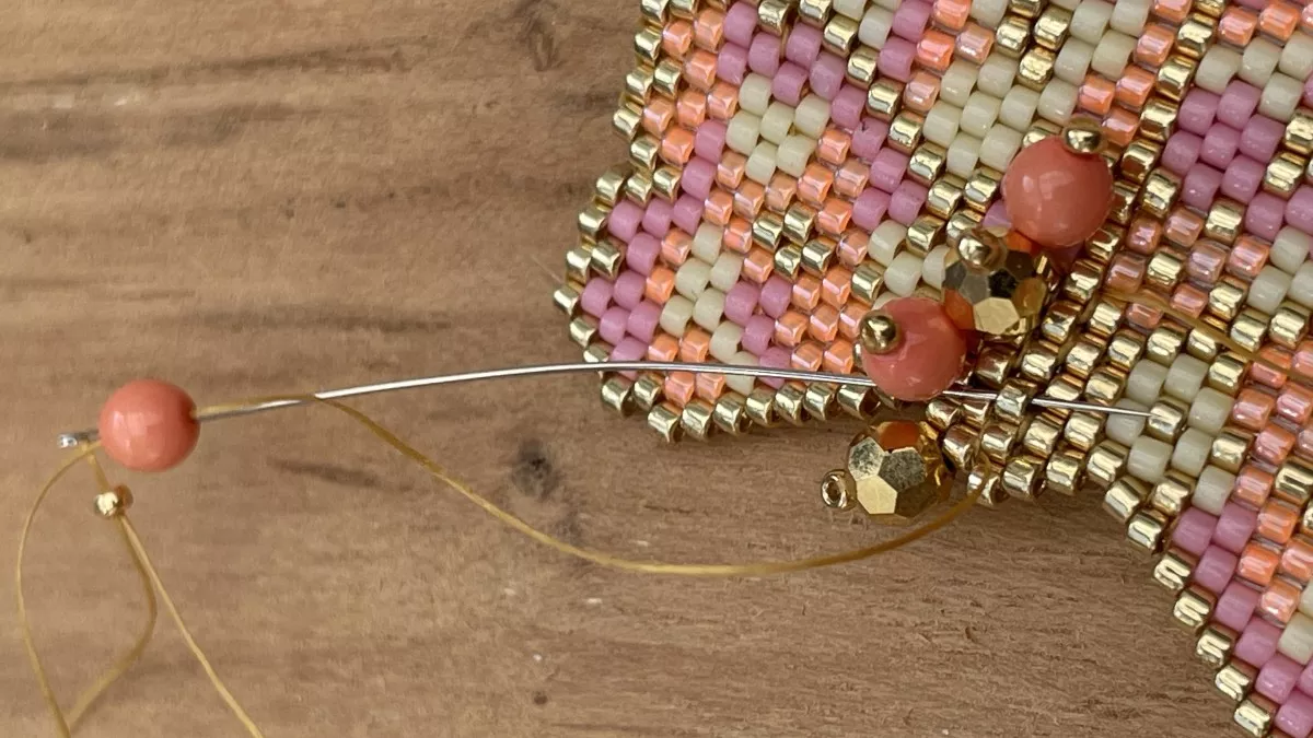 Orecchini con fiori intrecciati a punto mattone : Tappa 20 Orecchini con fiori intrecciati a punto mattone : Tappa 20