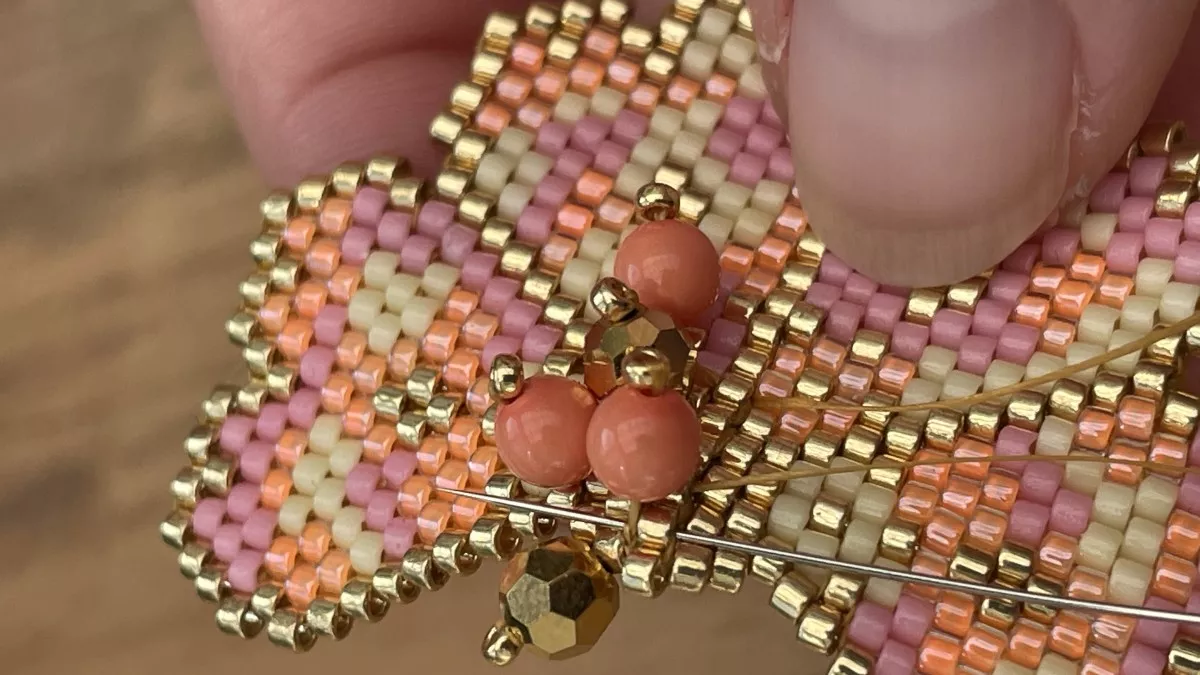 Orecchini con fiori intrecciati a punto mattone : Tappa 21 Orecchini con fiori intrecciati a punto mattone : Tappa 21