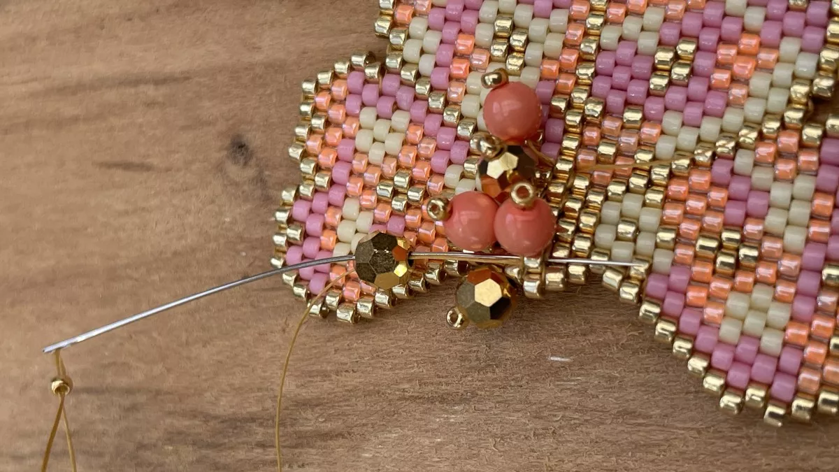 Orecchini con fiori intrecciati a punto mattone : Tappa 23 Orecchini con fiori intrecciati a punto mattone : Tappa 23