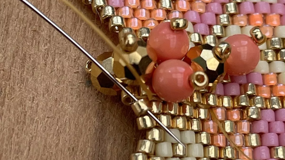 Orecchini con fiori intrecciati a punto mattone : Tappa 24 Orecchini con fiori intrecciati a punto mattone : Tappa 24