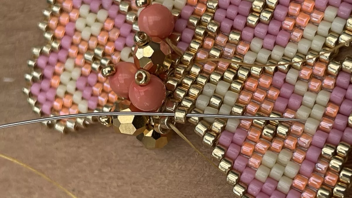 Orecchini con fiori intrecciati a punto mattone : Tappa 26 Orecchini con fiori intrecciati a punto mattone : Tappa 26