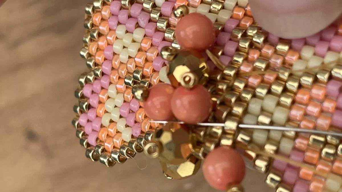 Orecchini con fiori intrecciati a punto mattone : Tappa 27 Orecchini con fiori intrecciati a punto mattone : Tappa 27