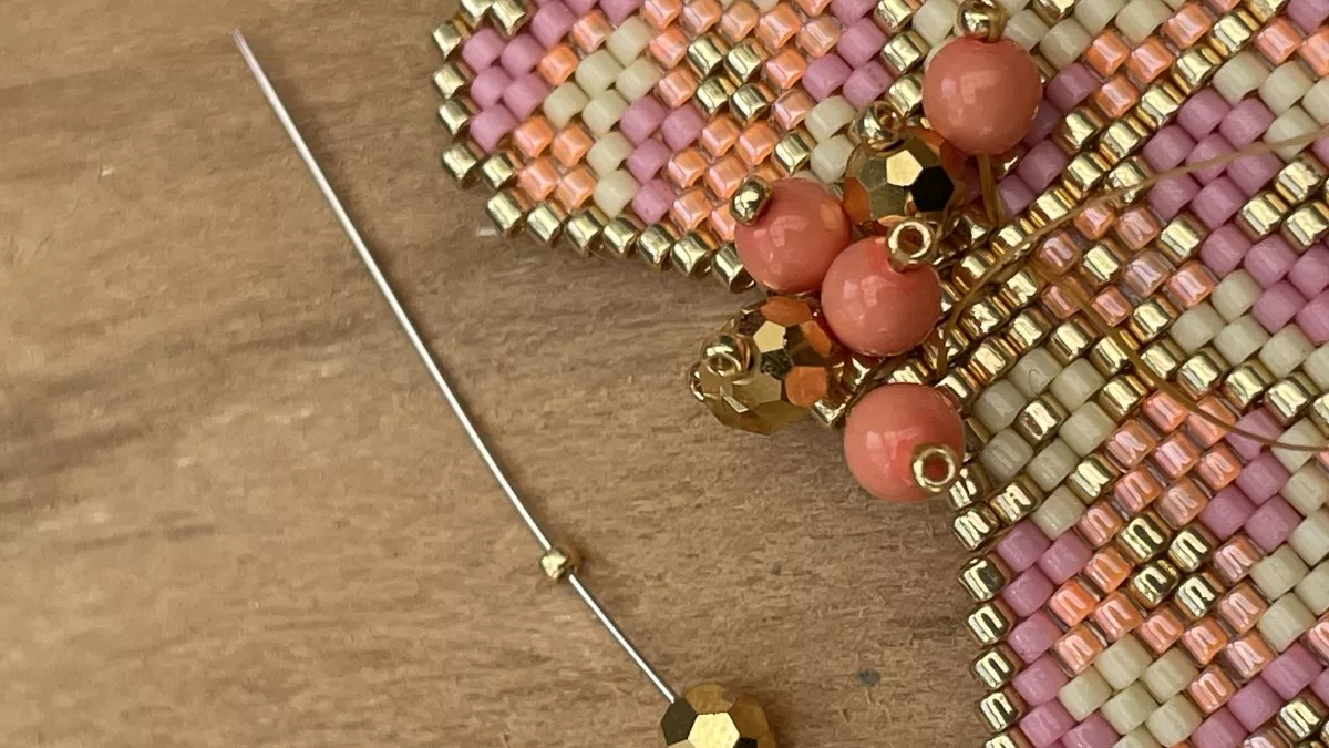 Orecchini con fiori intrecciati a punto mattone : Tappa 28 Orecchini con fiori intrecciati a punto mattone : Tappa 28