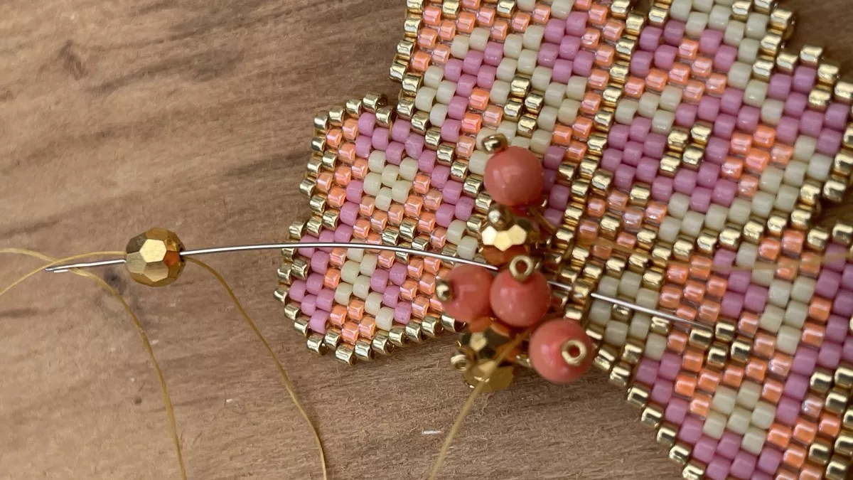 Orecchini con fiori intrecciati a punto mattone : Tappa 29 Orecchini con fiori intrecciati a punto mattone : Tappa 29