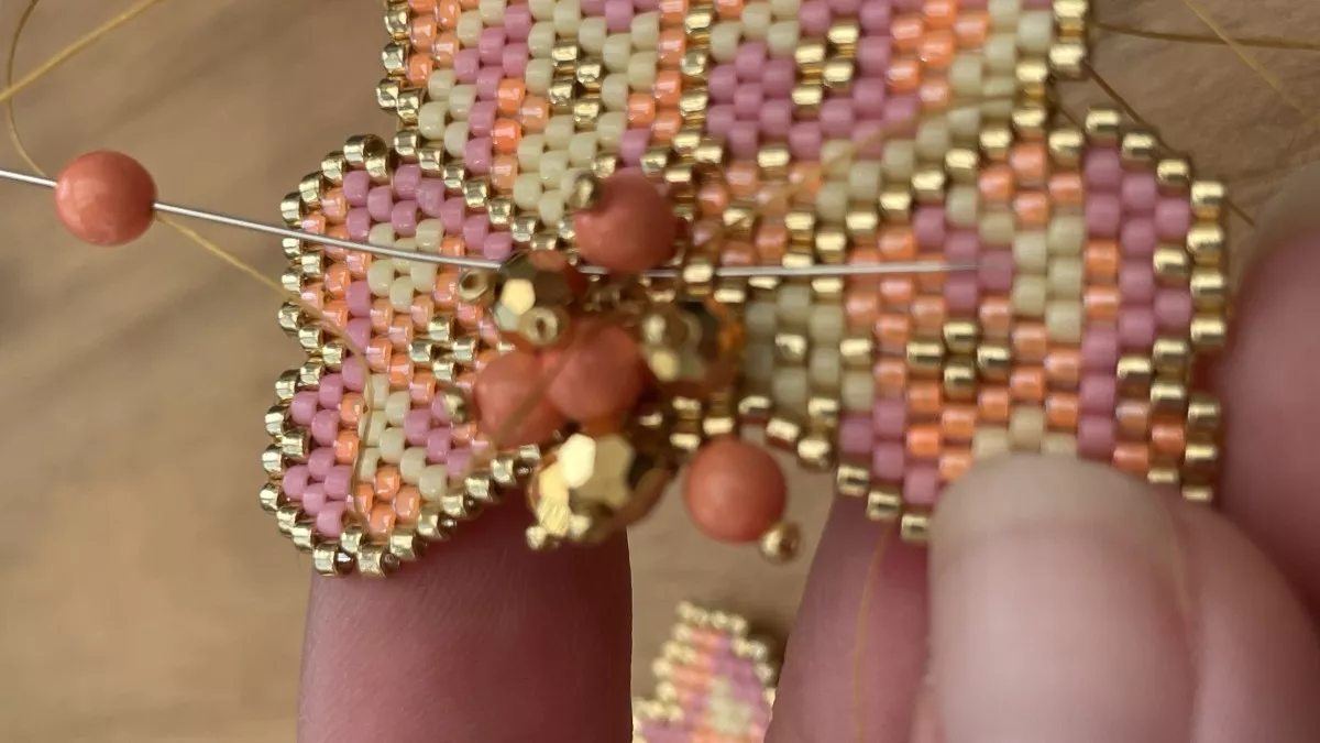 Orecchini con fiori intrecciati a punto mattone : Tappa 32 Orecchini con fiori intrecciati a punto mattone : Tappa 32