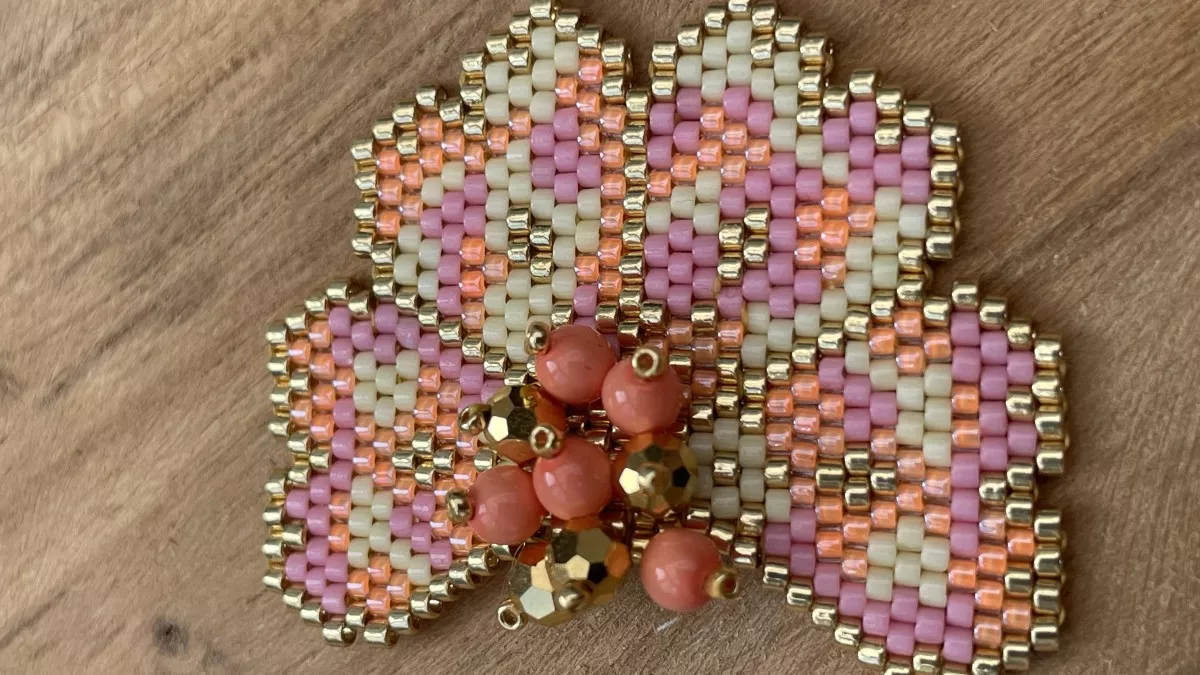 Orecchini con fiori intrecciati a punto mattone : Tappa 33 Orecchini con fiori intrecciati a punto mattone : Tappa 33