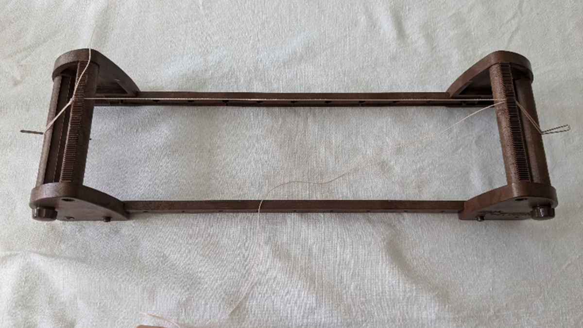 Bracciale con intreccio centrale e micro macramè : Tappa 1 Bracciale con intreccio centrale e micro macramè : Tappa 1