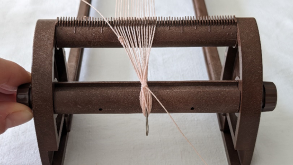 Bracciale con intreccio centrale e micro macramè : Tappa 2 Bracciale con intreccio centrale e micro macramè : Tappa 2