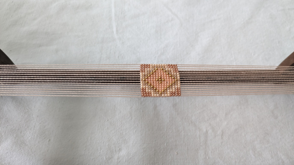 Bracciale con intreccio centrale e micro macramè : Tappa 3 Bracciale con intreccio centrale e micro macramè : Tappa 3