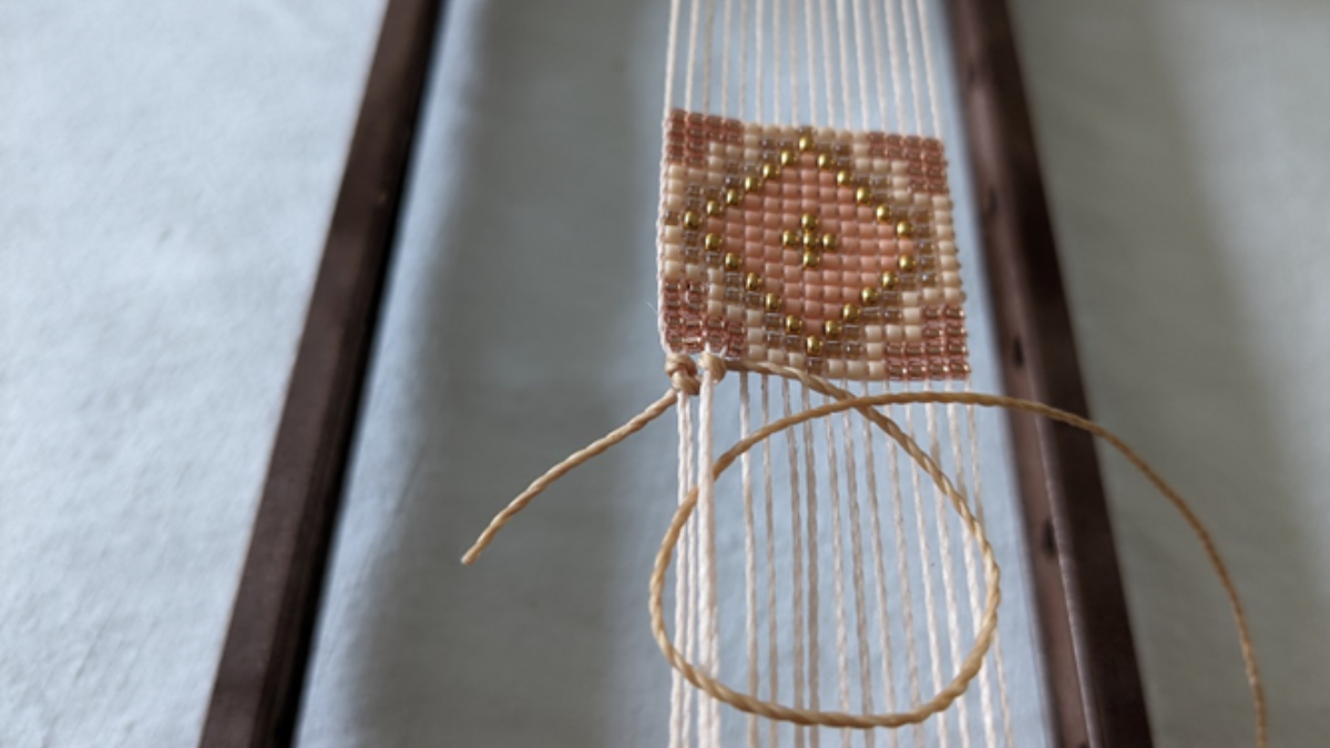 Bracciale con intreccio centrale e micro macramè : Tappa 7 Bracciale con intreccio centrale e micro macramè : Tappa 7