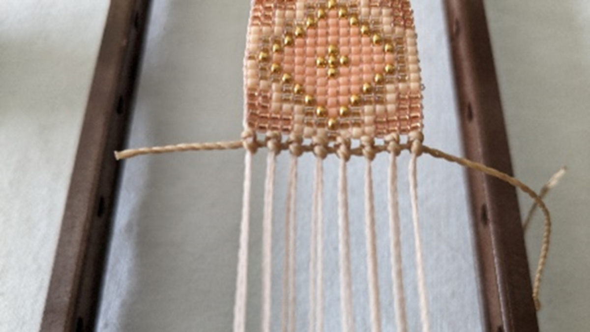 Bracciale con intreccio centrale e micro macramè : Tappa 8 Bracciale con intreccio centrale e micro macramè : Tappa 8