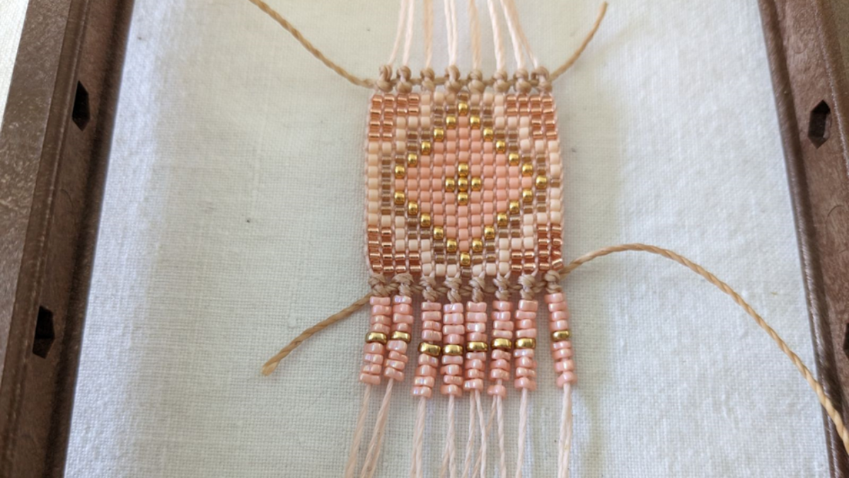 Bracciale con intreccio centrale e micro macramè : Tappa 9 Bracciale con intreccio centrale e micro macramè : Tappa 9