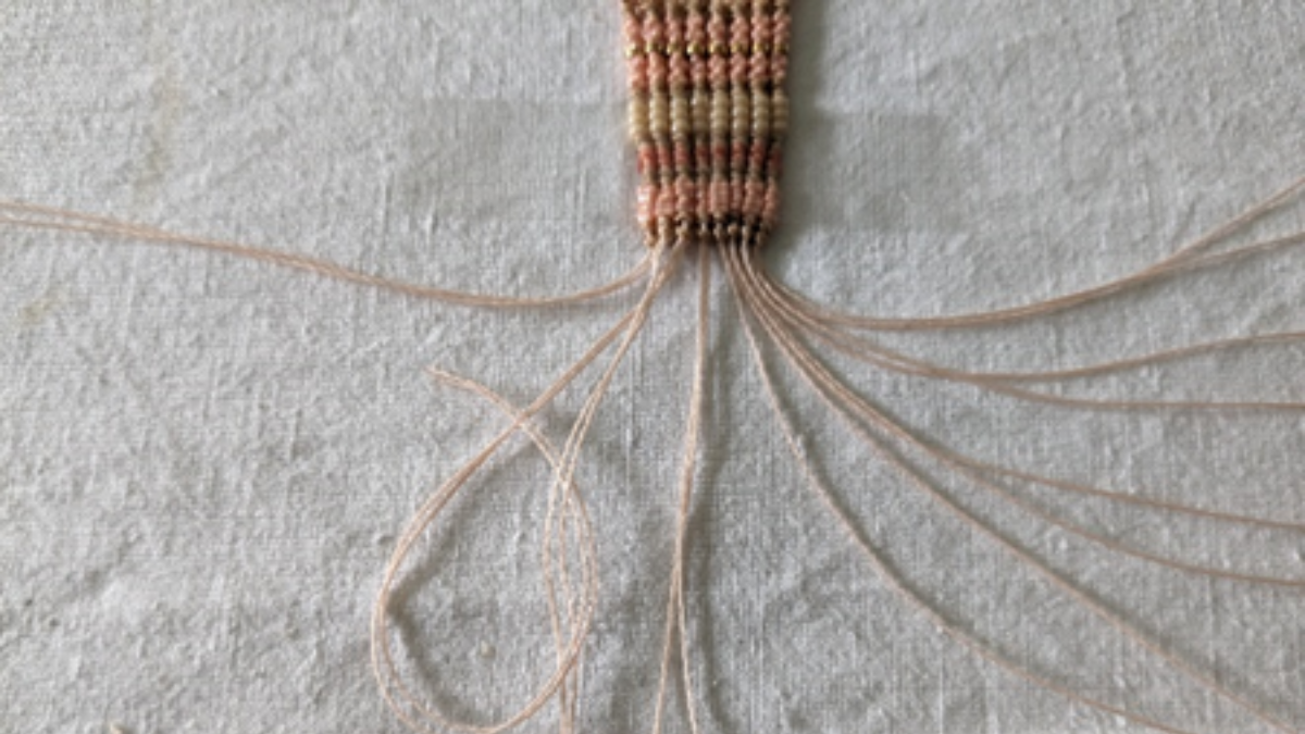 Bracciale con intreccio centrale e micro macramè : Tappa 11 Bracciale con intreccio centrale e micro macramè : Tappa 11