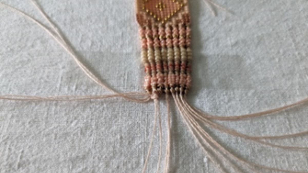 Bracciale con intreccio centrale e micro macramè : Tappa 12 Bracciale con intreccio centrale e micro macramè : Tappa 12