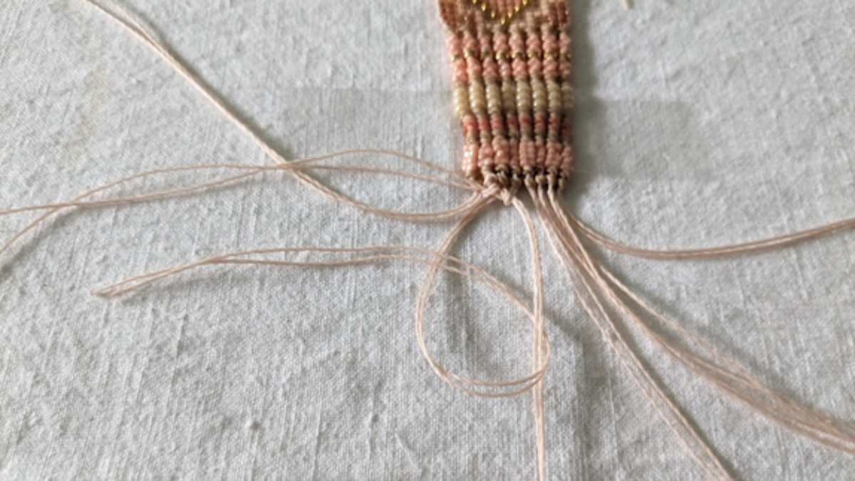 Bracciale con intreccio centrale e micro macramè : Tappa 13 Bracciale con intreccio centrale e micro macramè : Tappa 13