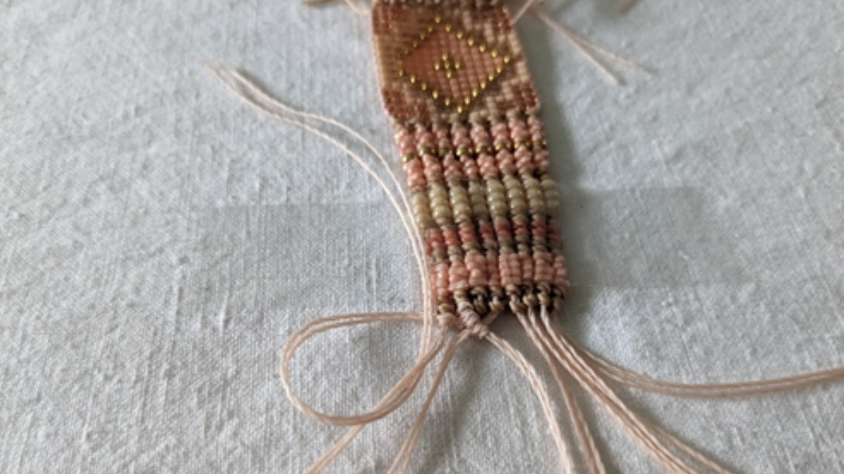 Bracciale con intreccio centrale e micro macramè : Tappa 14 Bracciale con intreccio centrale e micro macramè : Tappa 14