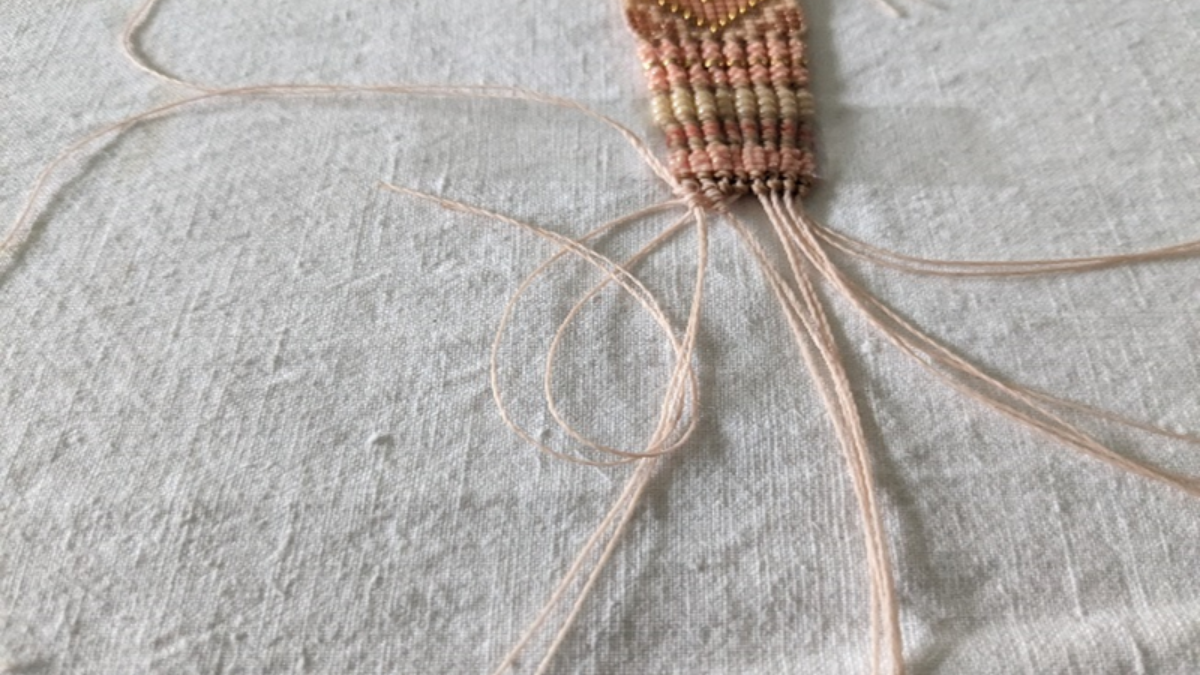 Bracciale con intreccio centrale e micro macramè : Tappa 15 Bracciale con intreccio centrale e micro macramè : Tappa 15