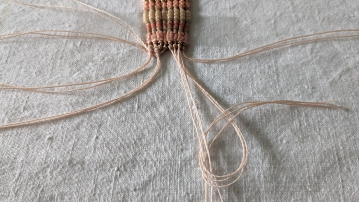 Bracciale con intreccio centrale e micro macramè : Tappa 16 Bracciale con intreccio centrale e micro macramè : Tappa 16