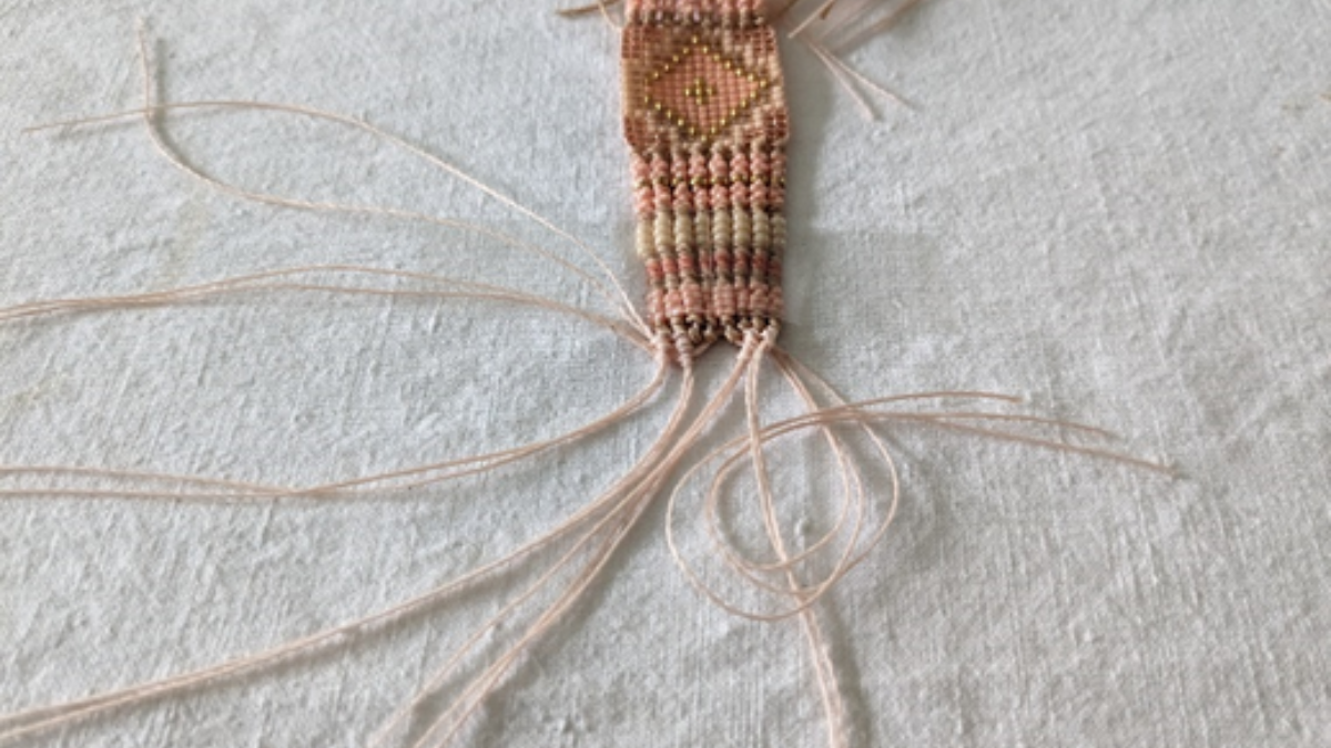 Bracciale con intreccio centrale e micro macramè : Tappa 17 Bracciale con intreccio centrale e micro macramè : Tappa 17