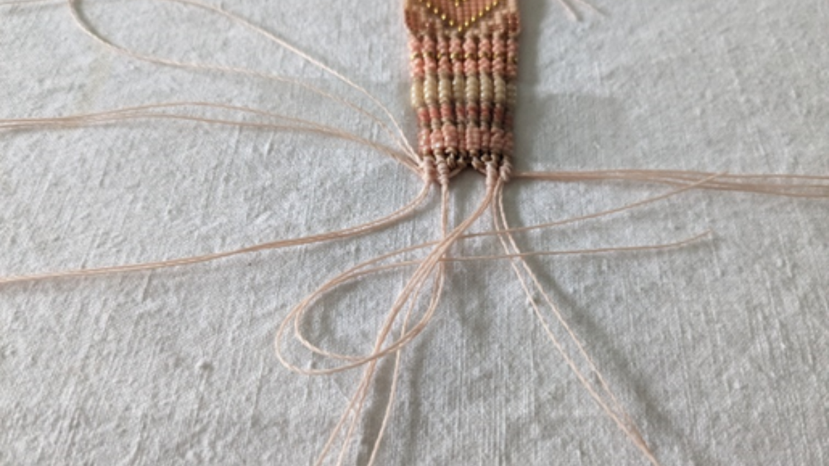 Bracciale con intreccio centrale e micro macramè : Tappa 18 Bracciale con intreccio centrale e micro macramè : Tappa 18