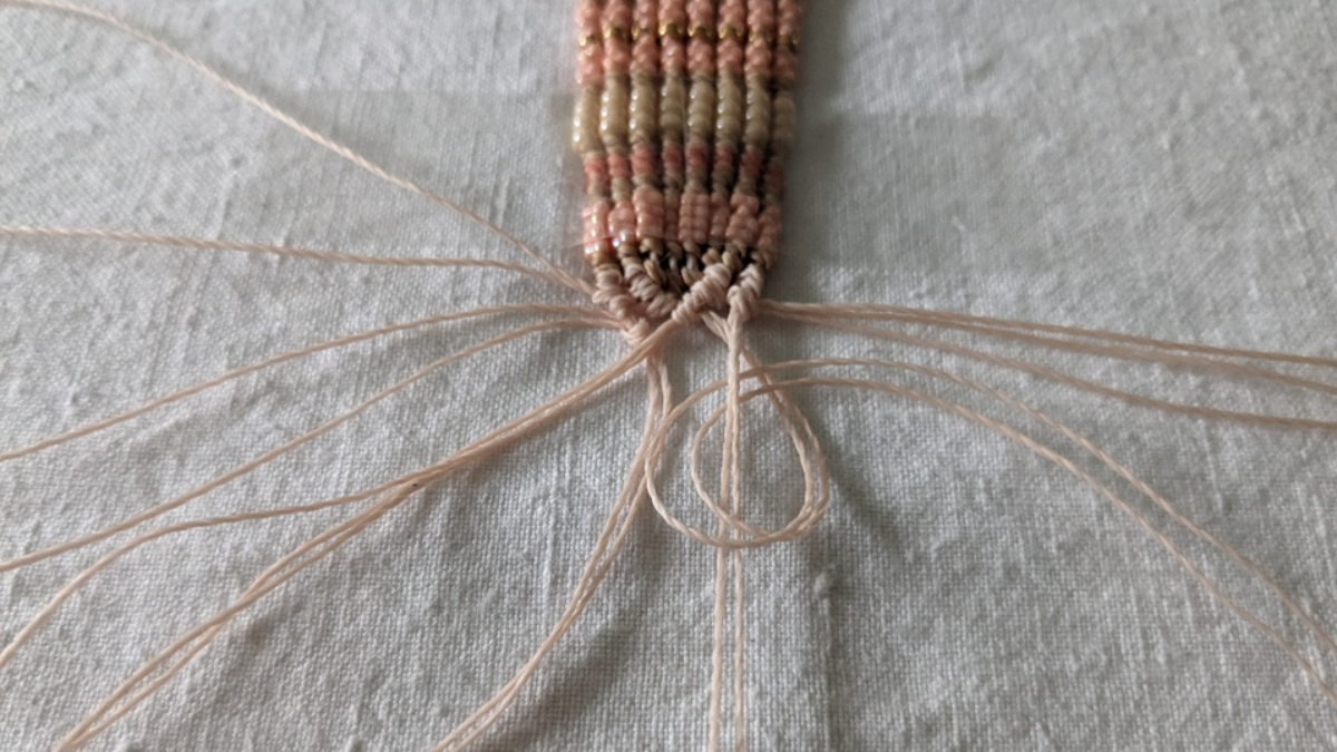 Bracciale con intreccio centrale e micro macramè : Tappa 19 Bracciale con intreccio centrale e micro macramè : Tappa 19