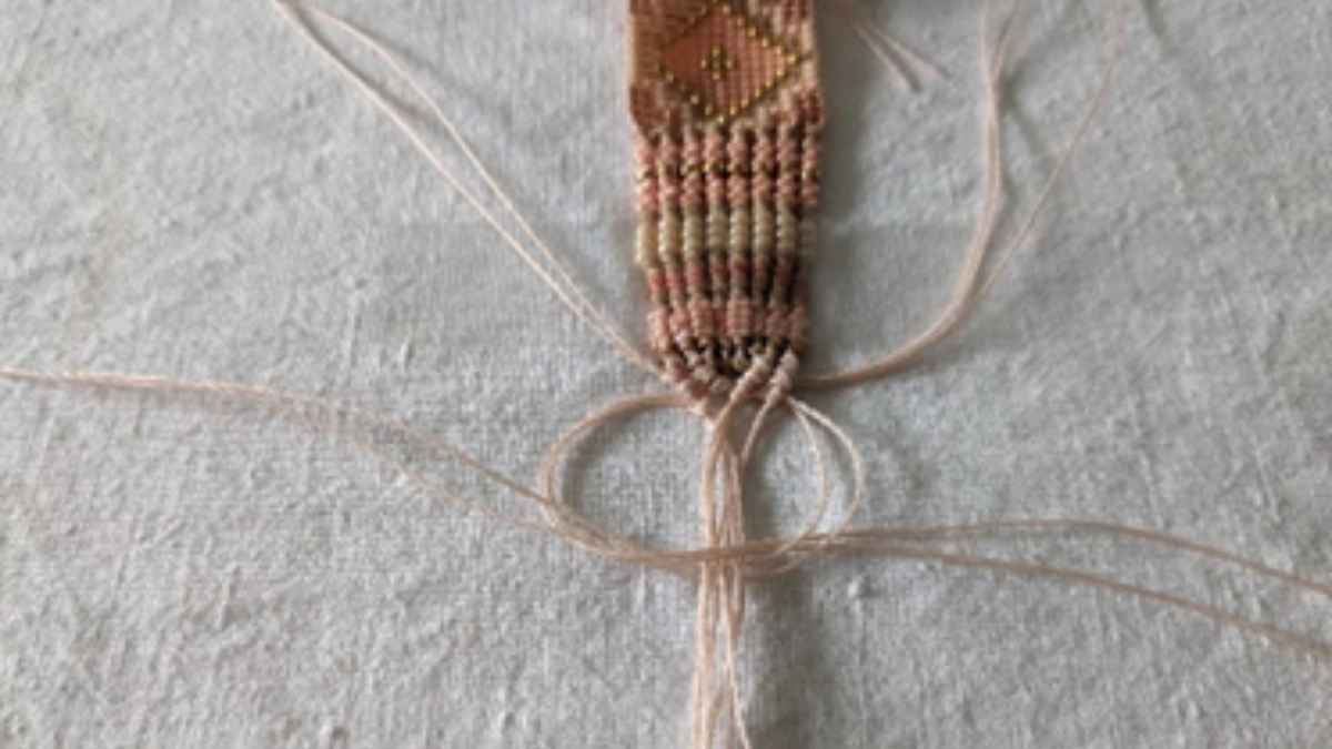 Bracciale con intreccio centrale e micro macramè : Tappa 20 Bracciale con intreccio centrale e micro macramè : Tappa 20