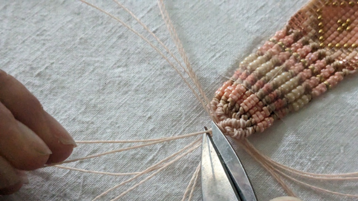 Bracciale con intreccio centrale e micro macramè : Tappa 21 Bracciale con intreccio centrale e micro macramè : Tappa 21