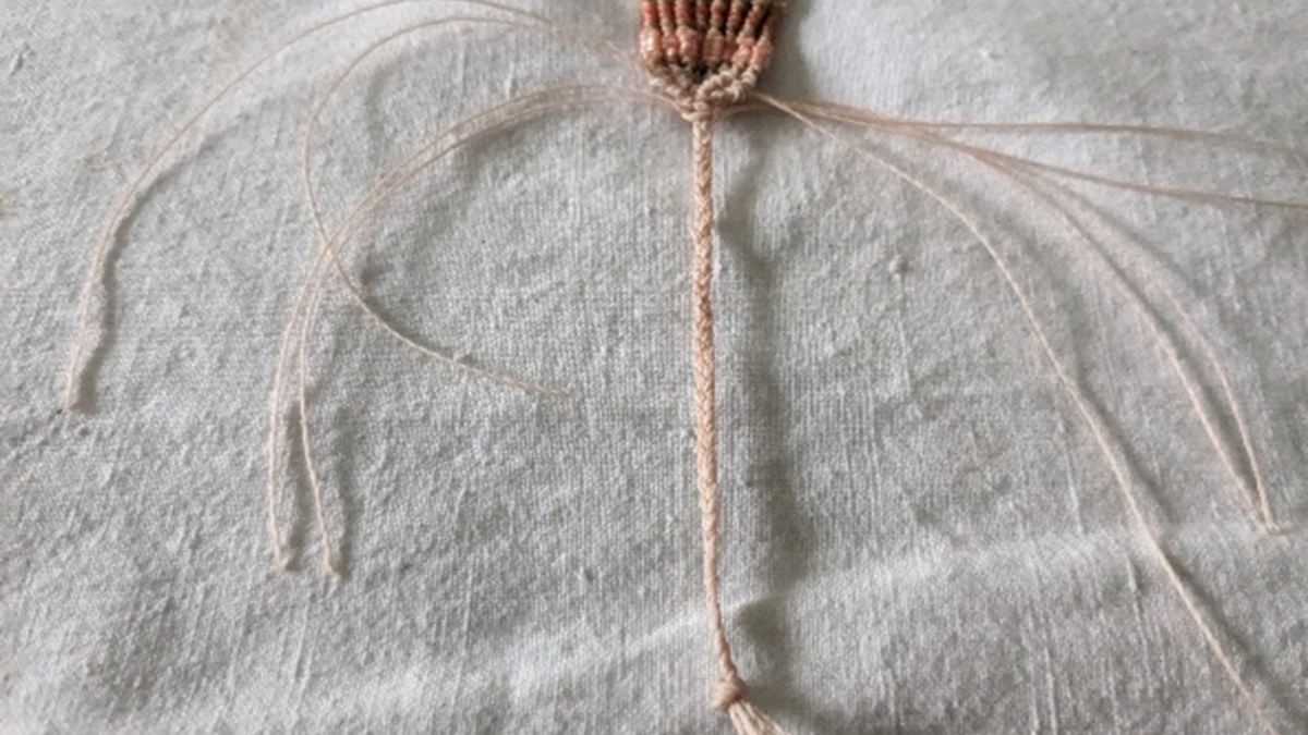 Bracciale con intreccio centrale e micro macramè : Tappa 22 Bracciale con intreccio centrale e micro macramè : Tappa 22