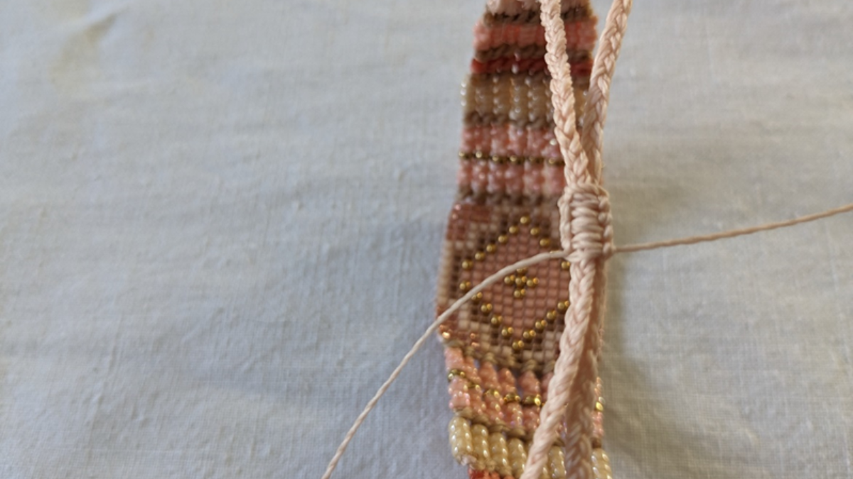 Bracciale con intreccio centrale e micro macramè : Tappa 23 Bracciale con intreccio centrale e micro macramè : Tappa 23